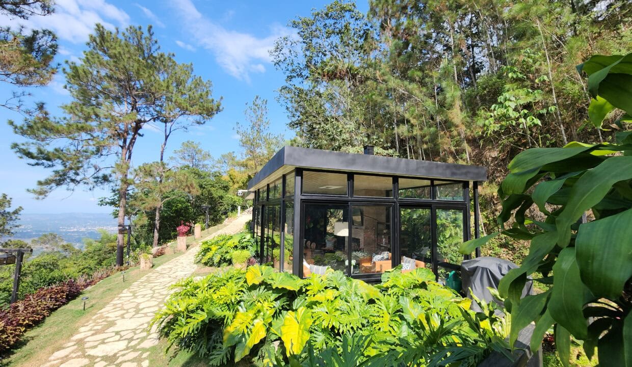 Villa surrounded by nature (1)
