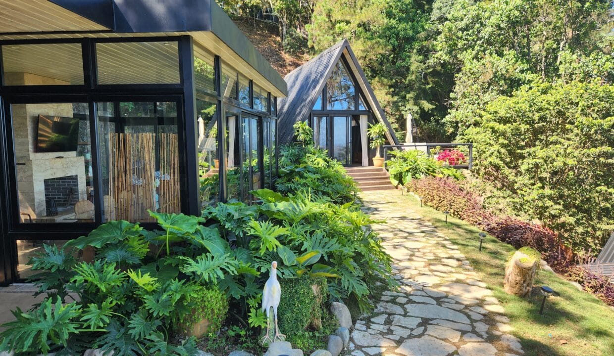 Villa surrounded by nature (27)